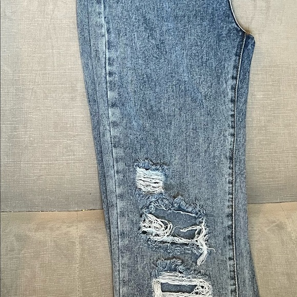 PrettyLittleThing Ripped Straight Leg Jeans - Picture 8 of 10